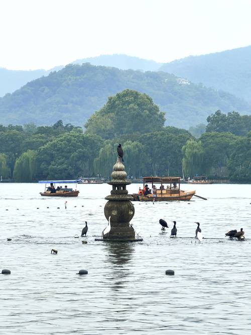杭州西湖三潭印月中秋水上石塔