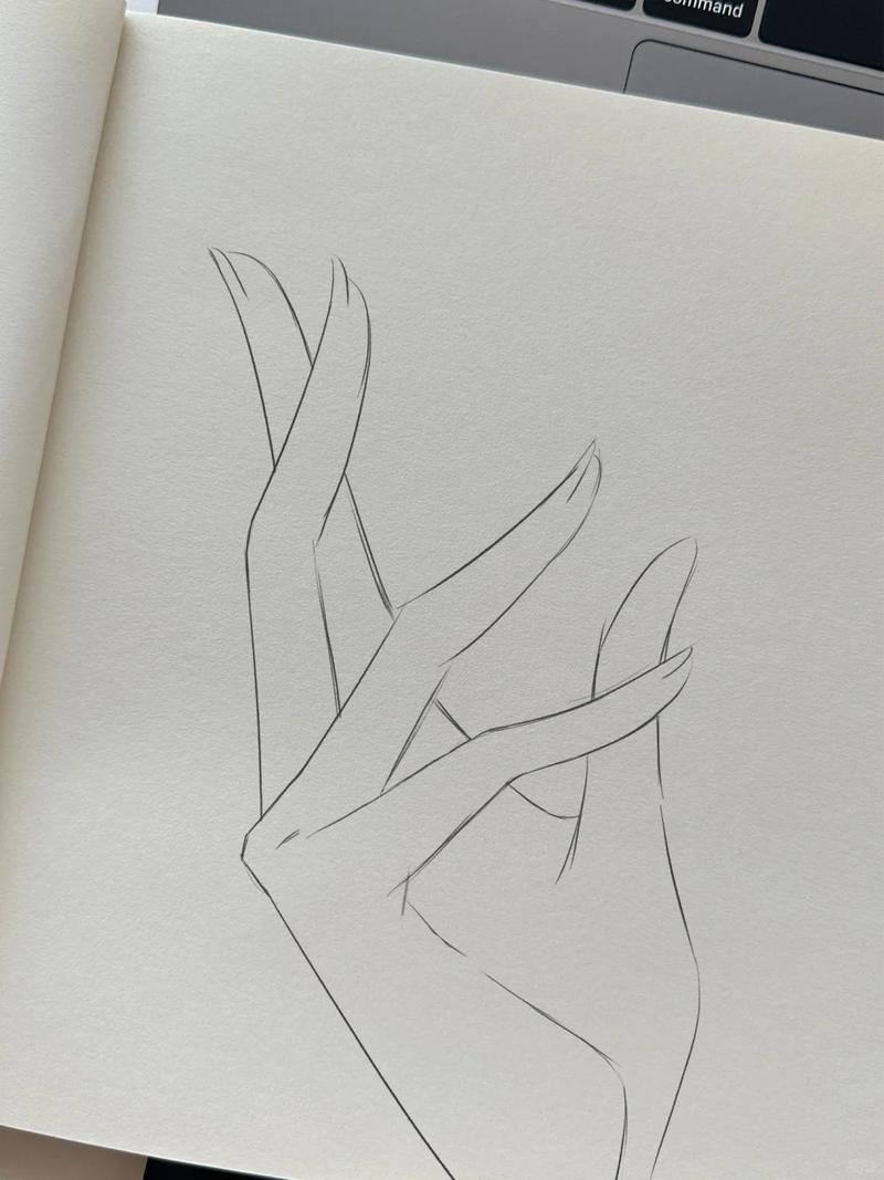 绘画舒缓情绪 简单铅笔涂鸦手部特写