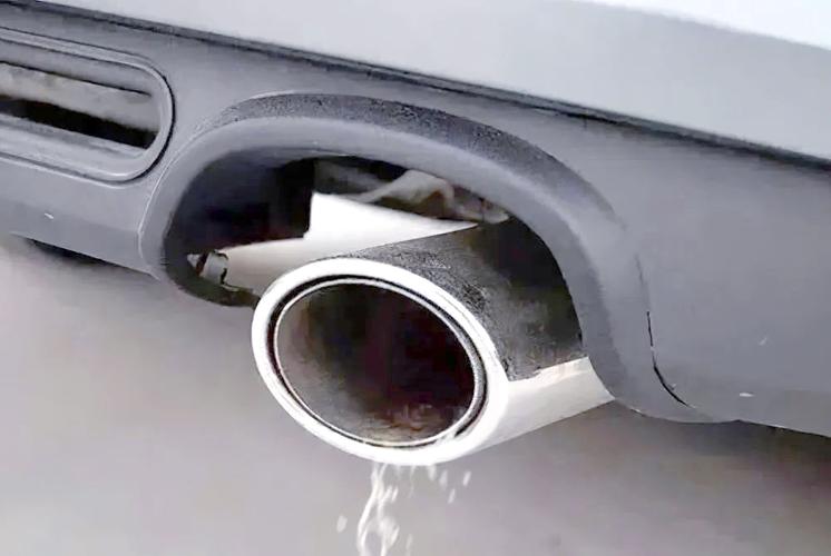 车主冷车检查排气管喷油器滴漏