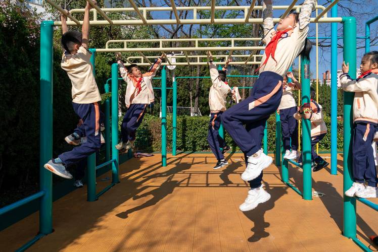 小学体育课操场单杠区域实拍