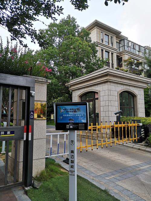 小区出入口智能人脸门禁设备实拍