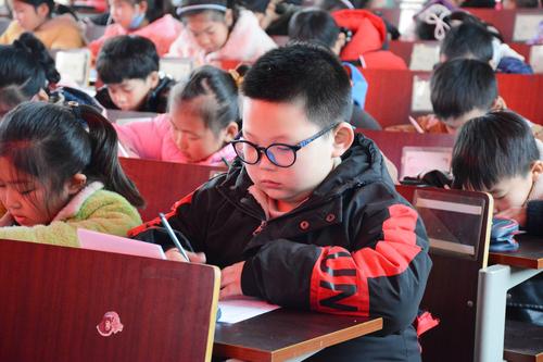 小学生快速口算比赛现场紧张氛围