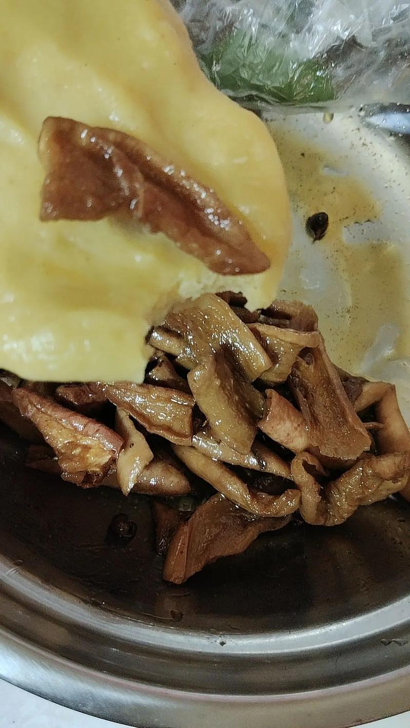 南漳三里岗村柴火灶腊猪蹄炖干萝卜配玉米饼