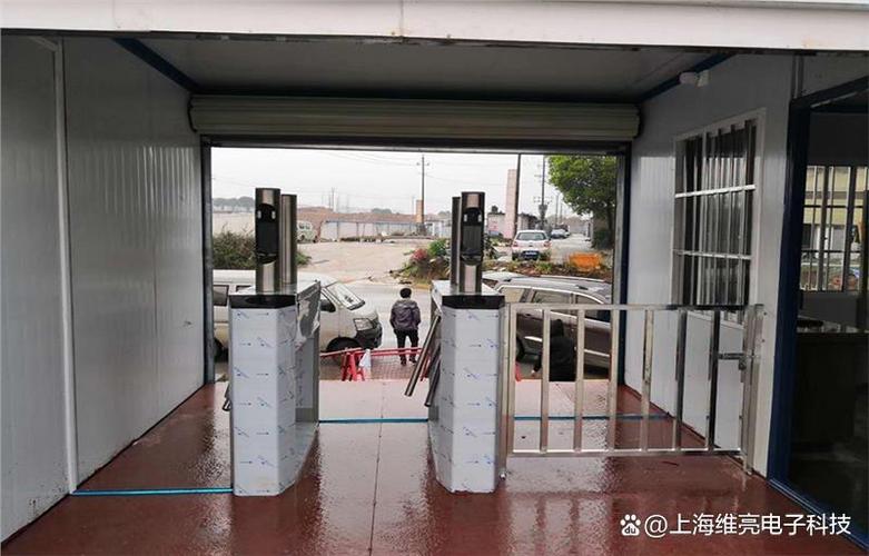 违法拆除小区人脸识别门禁现场照片