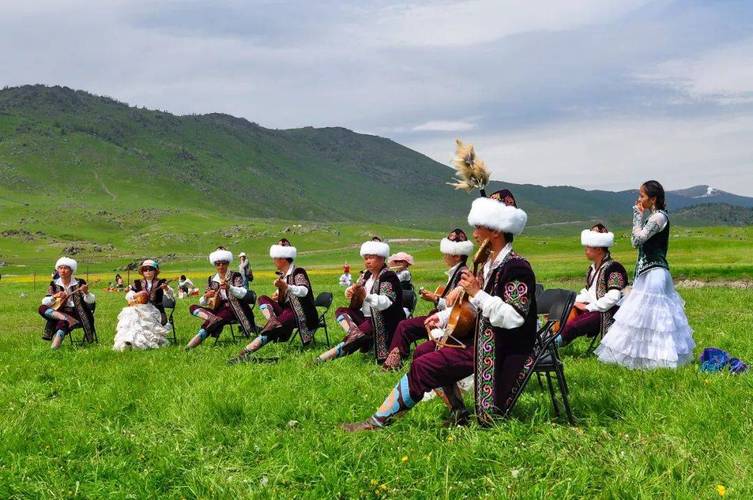 那拉提草原阿肯弹唱会现场牧民围坐对唱场景
