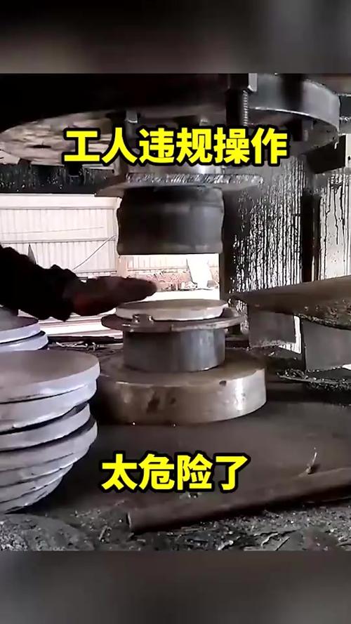 冲压车间工人违规操作危险瞬间抓拍