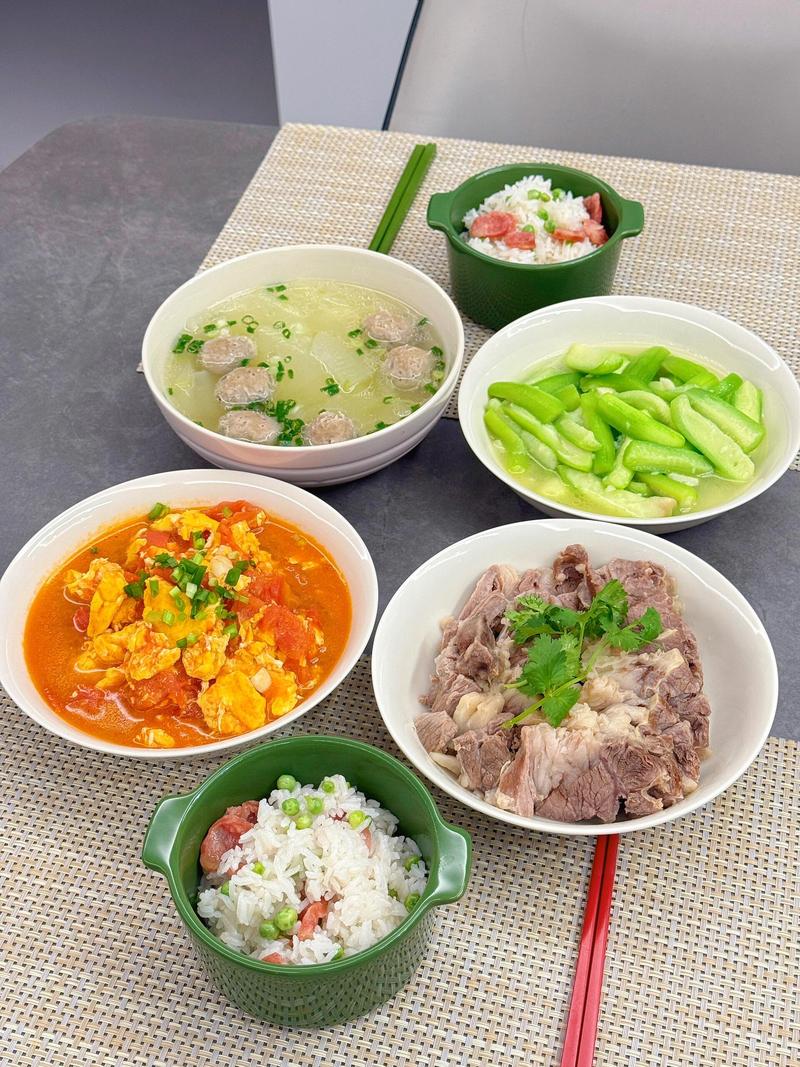 家常清淡晚餐摆盘实拍