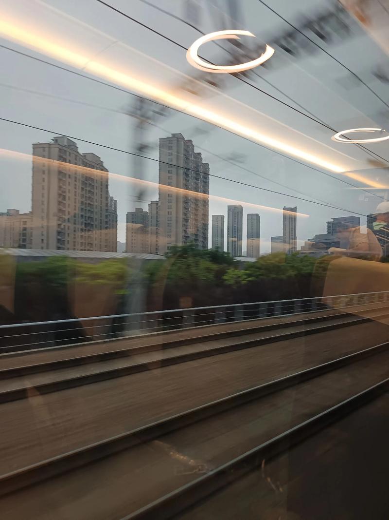 逃离城市的高铁窗景