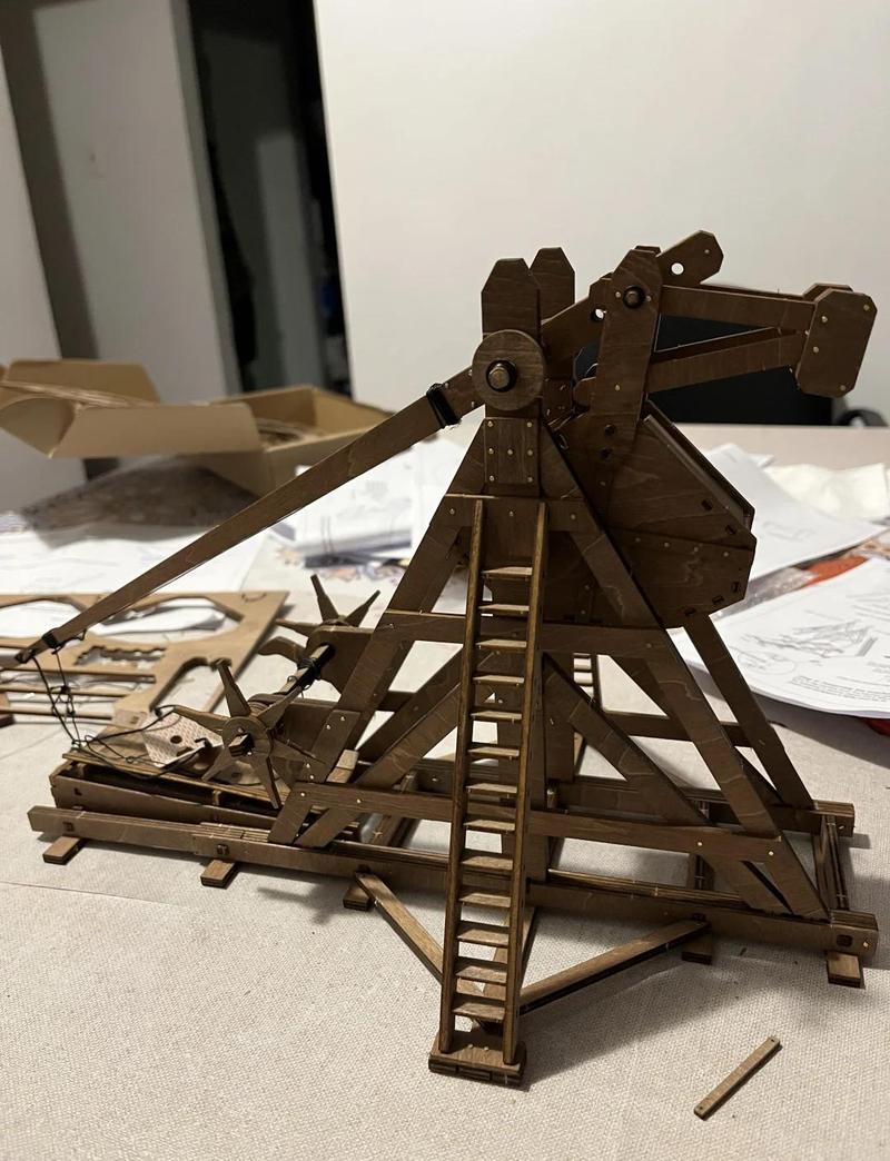 家庭场景中孩子用废旧材料搭建机械模型