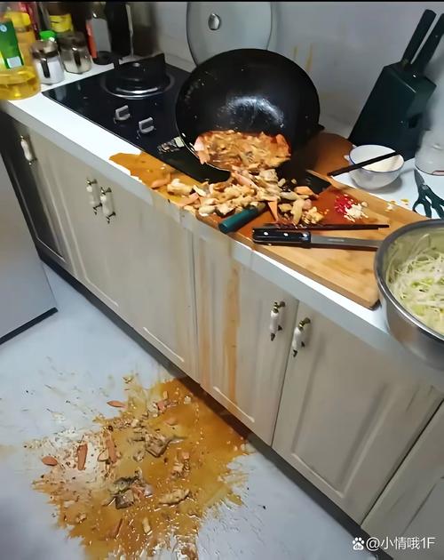 工业区家庭晚饭时因孩子教育问题争吵的场景