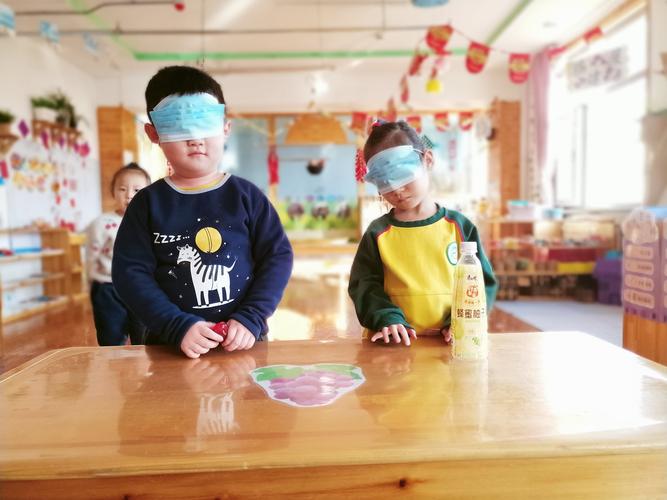 幼儿闭眼睛摸糖猜概率实验场景