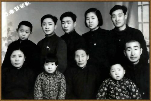 老车床前祖孙三代工业世家合影