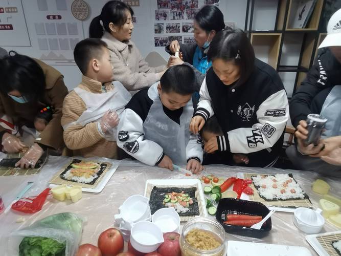 儿童参与家庭食育厨房准备场景图