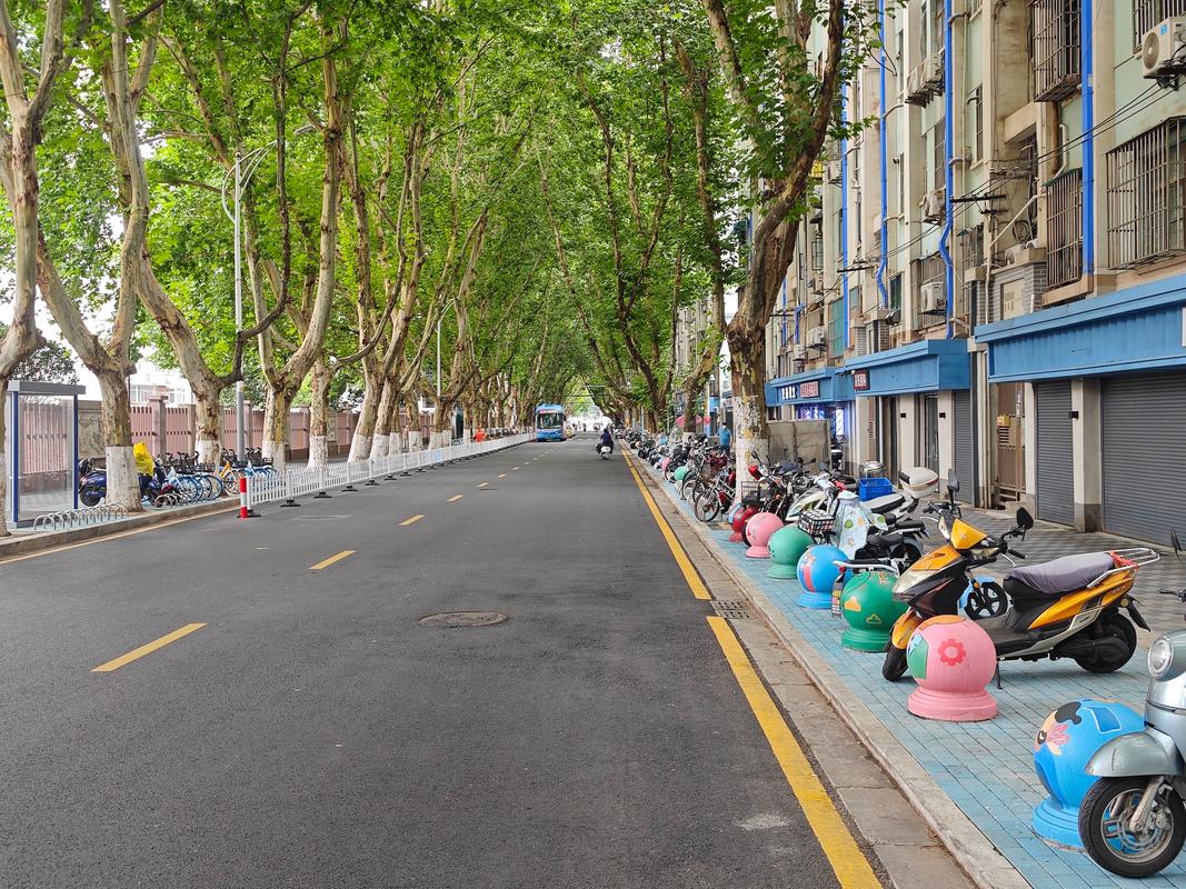 南京改造后成熟小区社区底商街景