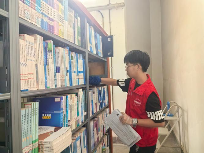 大学生校内兼职图书馆助理工作场景
