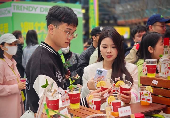 线下商圈年轻人打卡国货潮品拍照场景