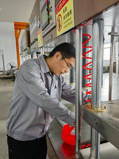 车间工人操作时得到领导现场点赞特写