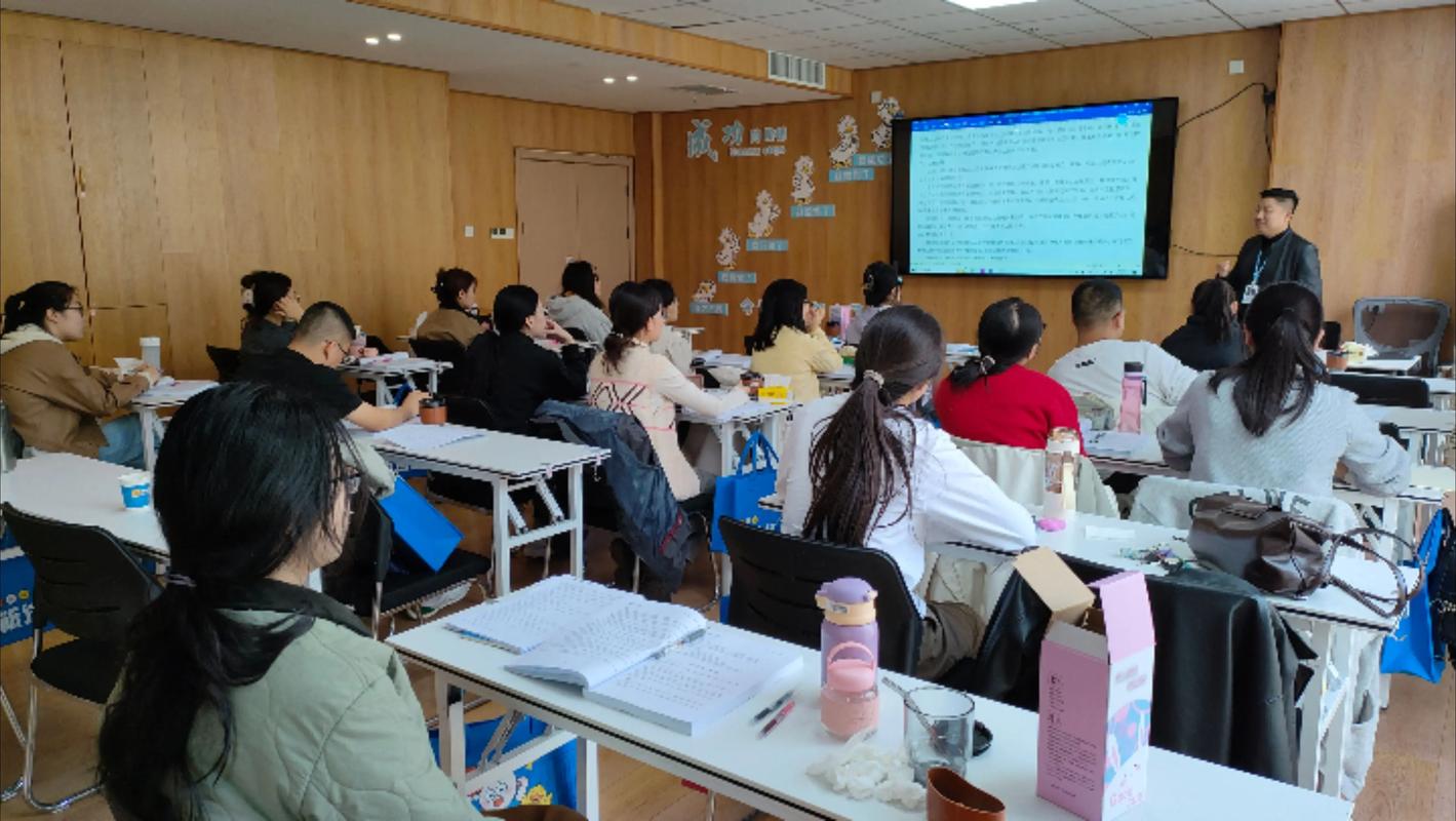 三支一扶支教课堂互动场景