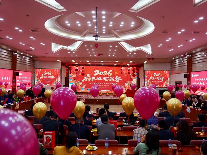互联网公司行政岗员工布置年会活动现场