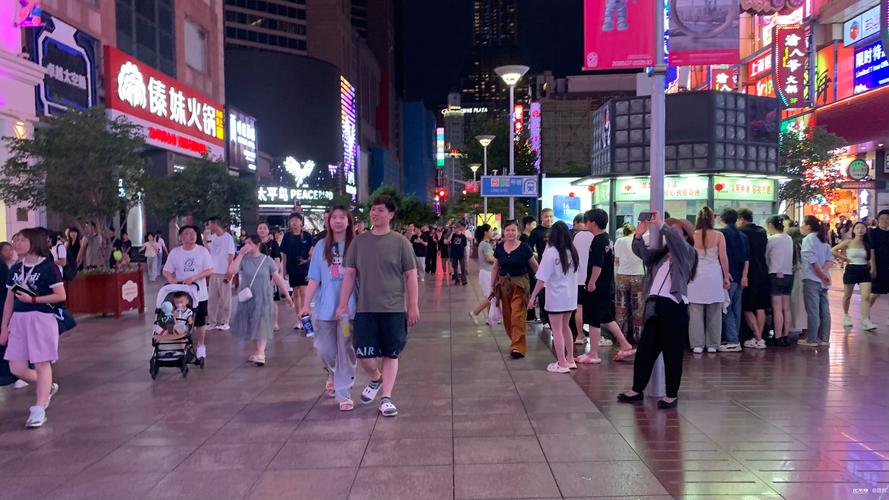 南京南湖社区傍晚居民沿街购物实景