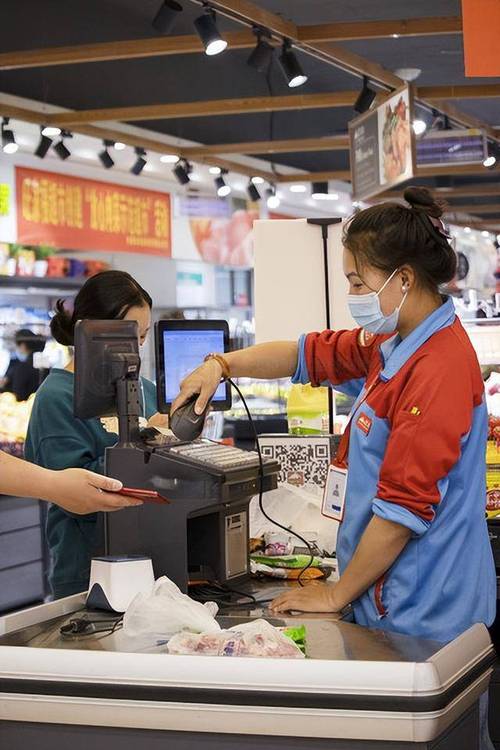 超市收银台扫付款码的日常工作场景