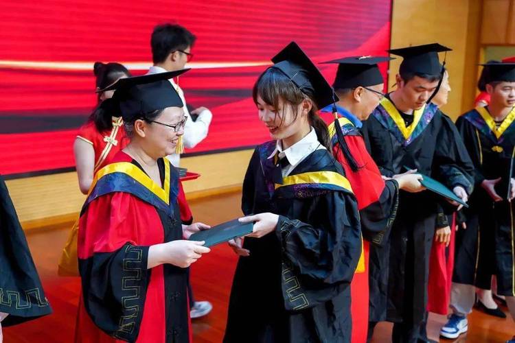 博士毕业生手捧学位证书却神情迷茫