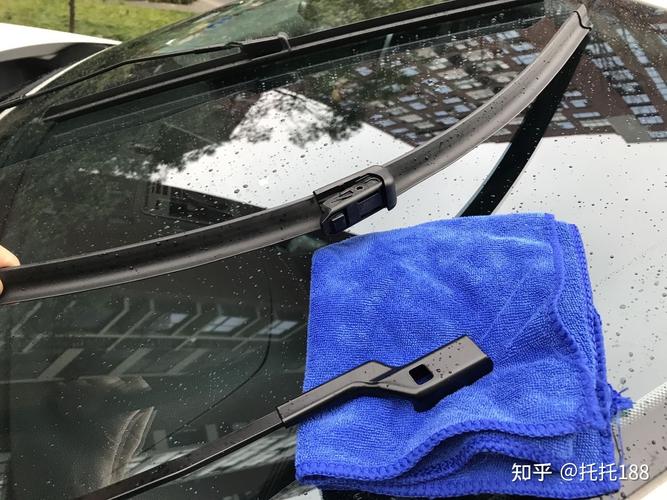 汽修厂师傅手摸检测汽车雨刮硬化胶条