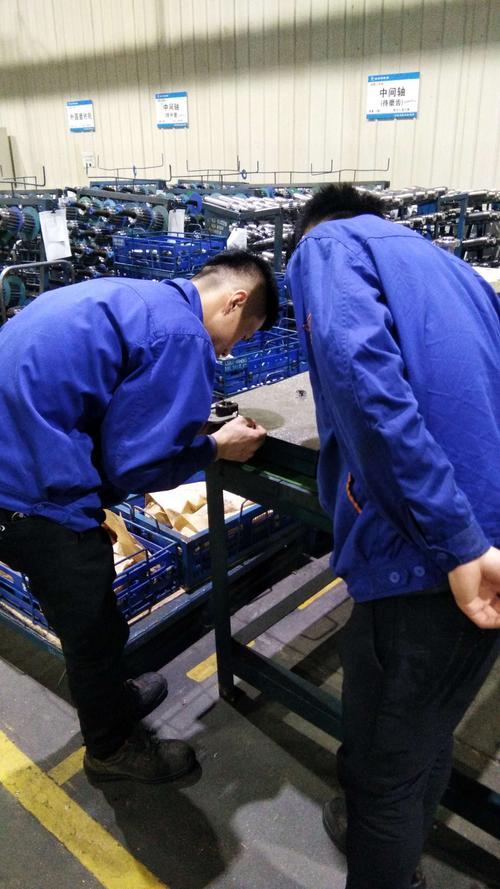 车间师傅用擦拭纸检查零件密封面实拍