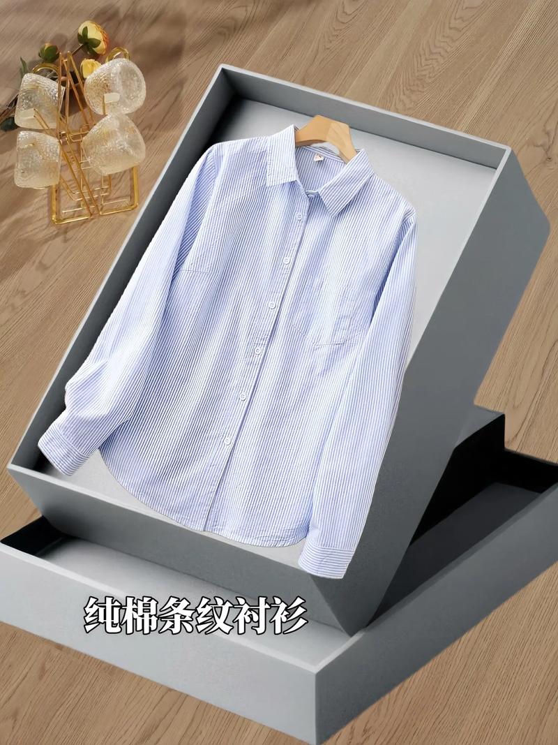 干洗店老松木案上叠好的纯棉衬衫实拍