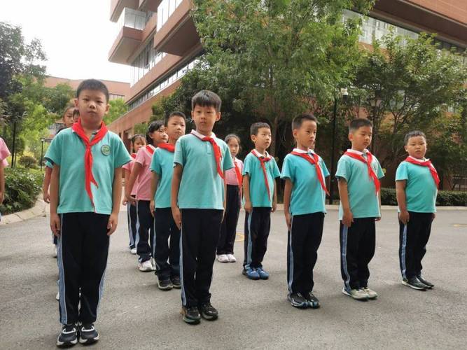 整齐划一的大课间广播体操小学生排队场景