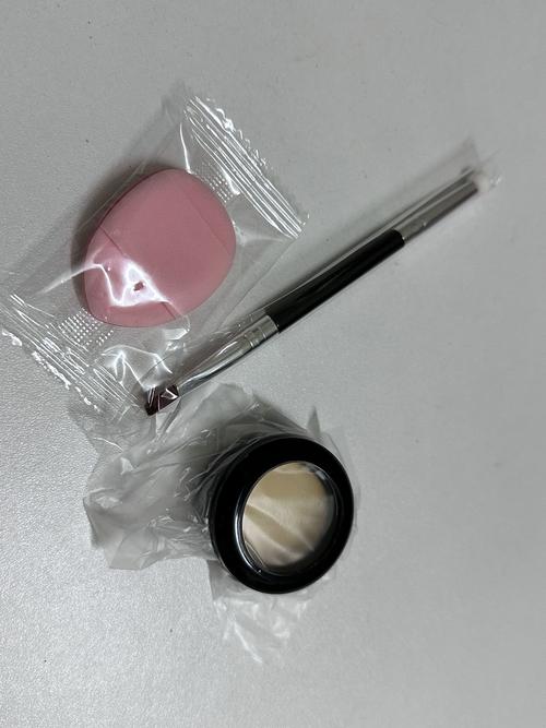 工厂储物柜格子里放的疤痕遮瑕膏小样
