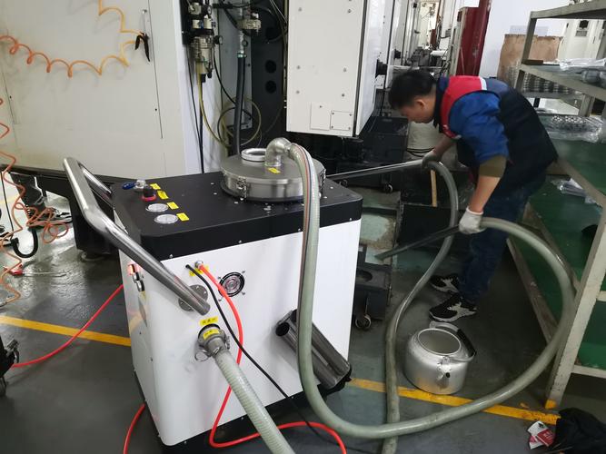 数控机床冷却箱铁屑清理作业图