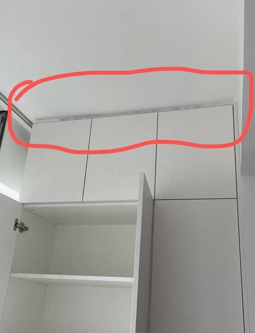 衣帽间验收用A4纸测试门缝密封性