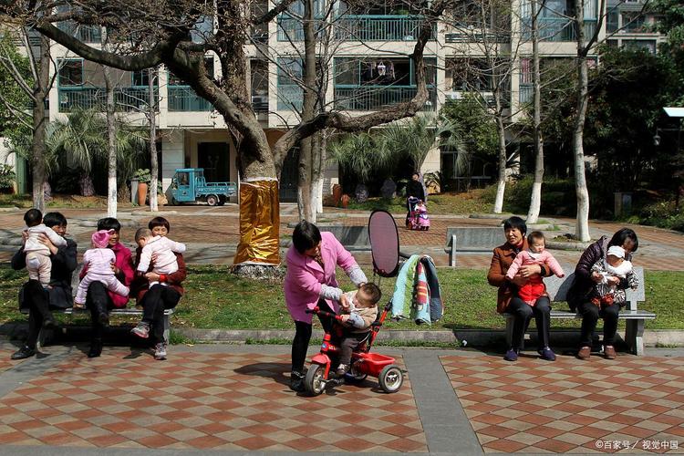 小区楼下公园妈妈们带娃聊天场景