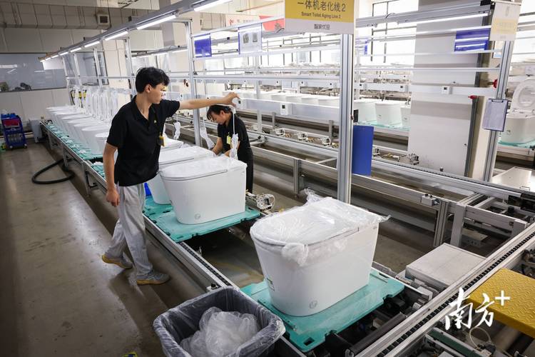 工业生产车间在线老化线设备实拍
