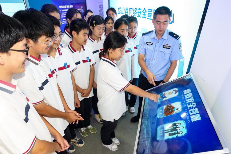 家长与孩子共同学习网络安全知识场景