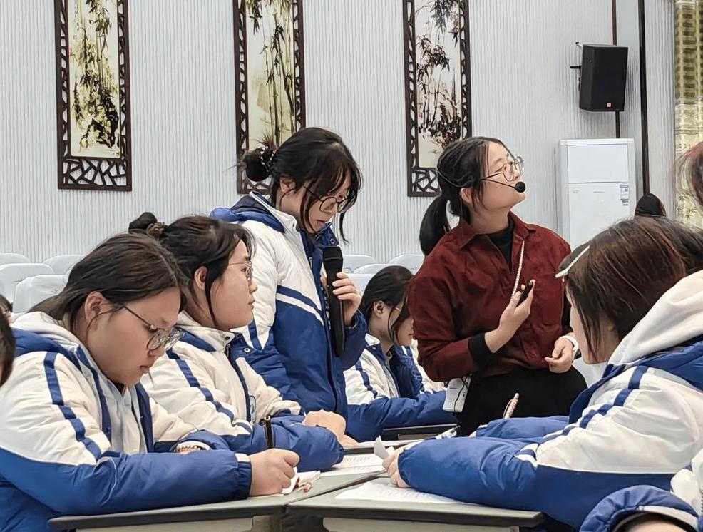 中学教室学生举手发言实拍
