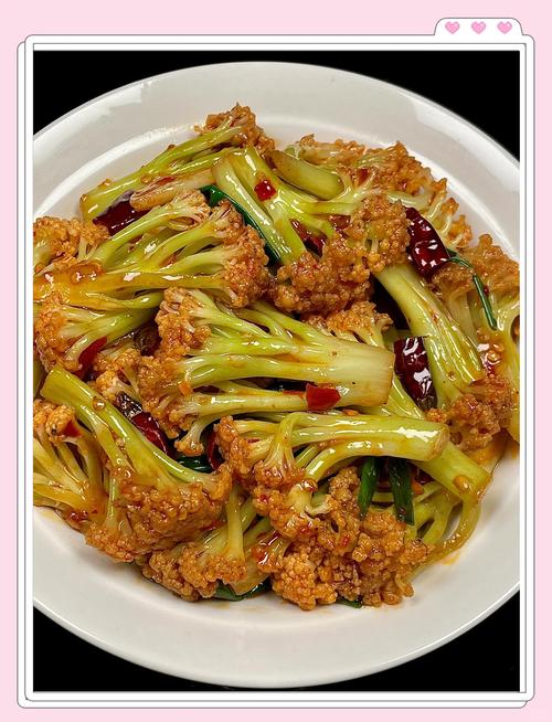 家常干煸有机花菜撒蒜末盛在白瓷盘里实拍