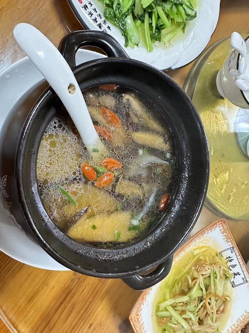 南漳山脚下农家乐粗陶碗盛的野香菇土鸡汤配炸小鱼