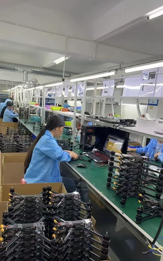 深圳大疆无人机生产线 工人组装测试