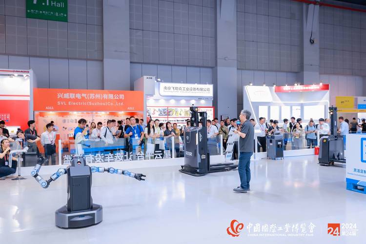 2025上海工博会智能输送机展台演示现场
