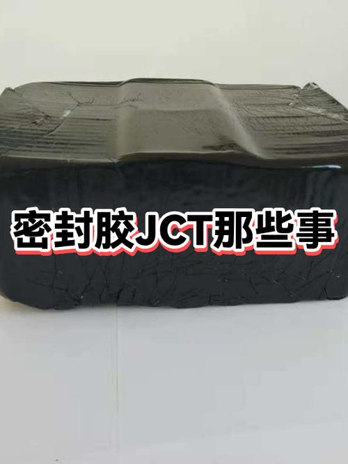 正时侧盖接缝处脆化开裂的黑色密封胶特写