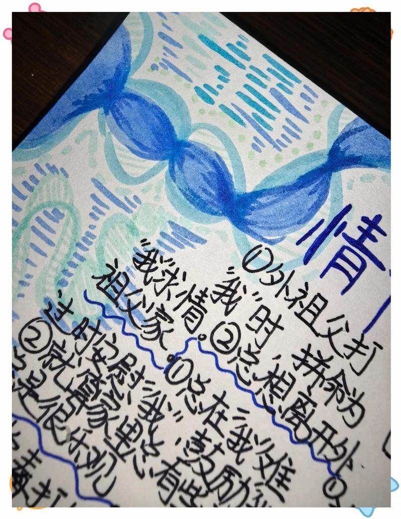 桌面散乱的手稿与便利贴，咖啡渍旁画着角色关系图