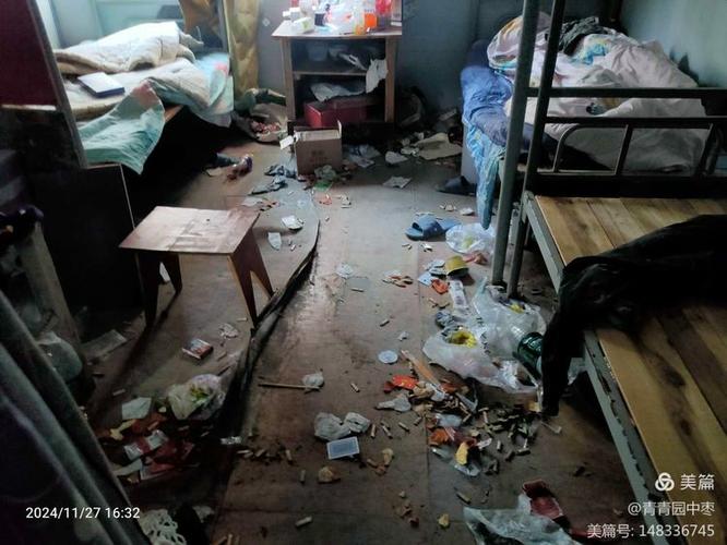 工人在昏暗宿舍里用手机刷交友软件被骗后懊恼表情