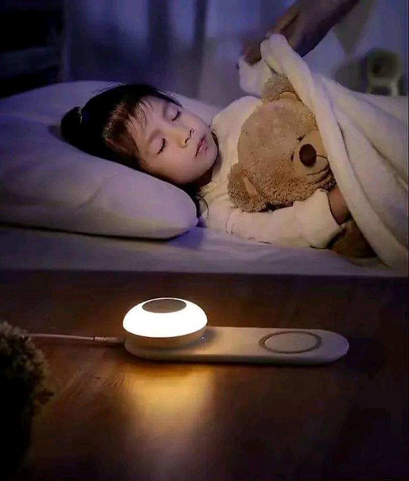 妈妈开小夜灯宝宝睡觉温馨画面