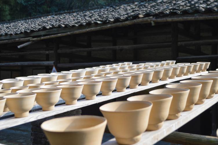 陶艺工坊阴干架上摆放的素坯实拍