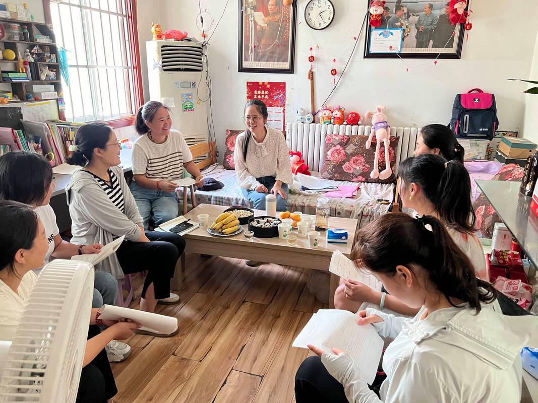家长在校门口讨论教师轮岗