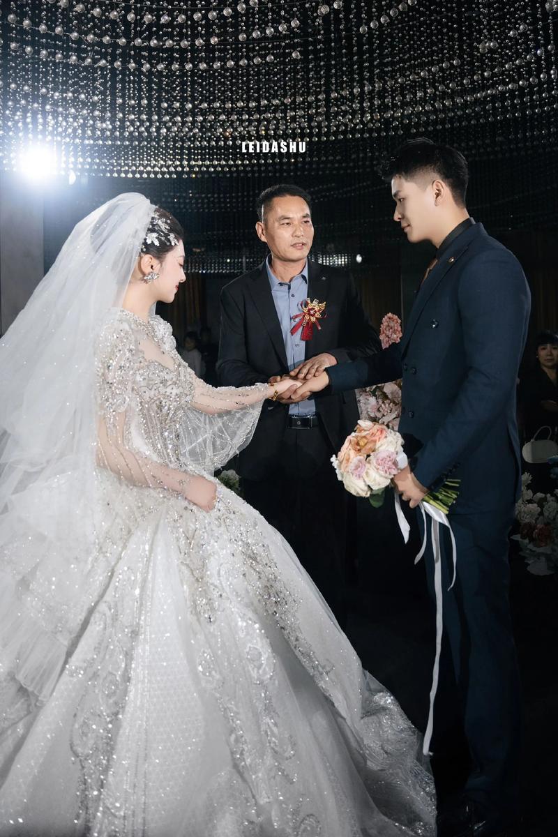 客厅里父亲与女儿练习婚礼舞蹈花絮