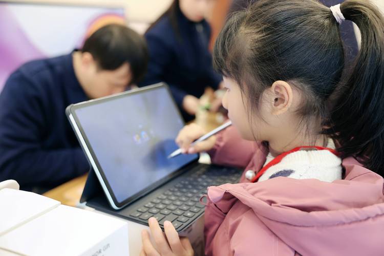小学生护眼模式下使用平板学习