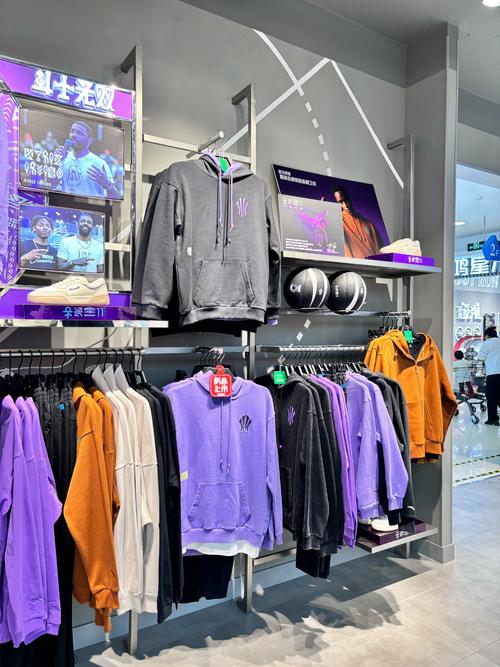 潮流品牌门店玻璃展示柜限量款联名卫衣